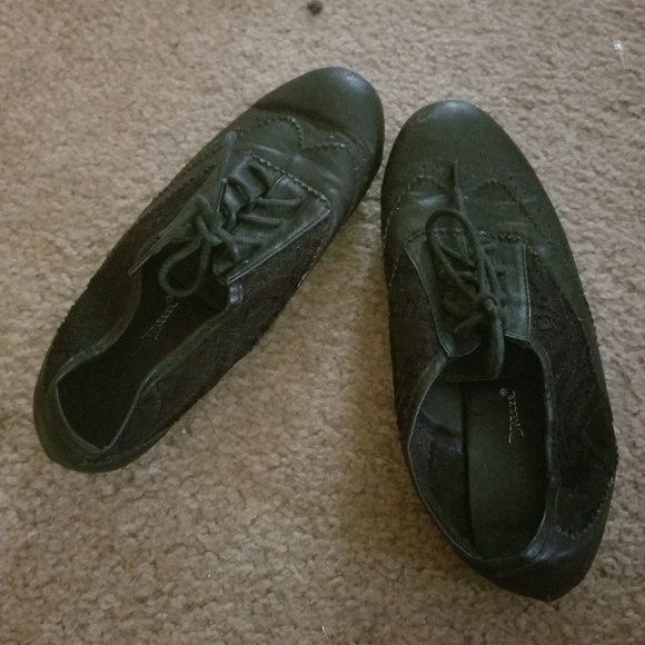 Lace Insert Oxfords. - Picture 3 of 5